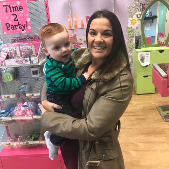 Meet your Posher, Felicia - Picture 2 of 8